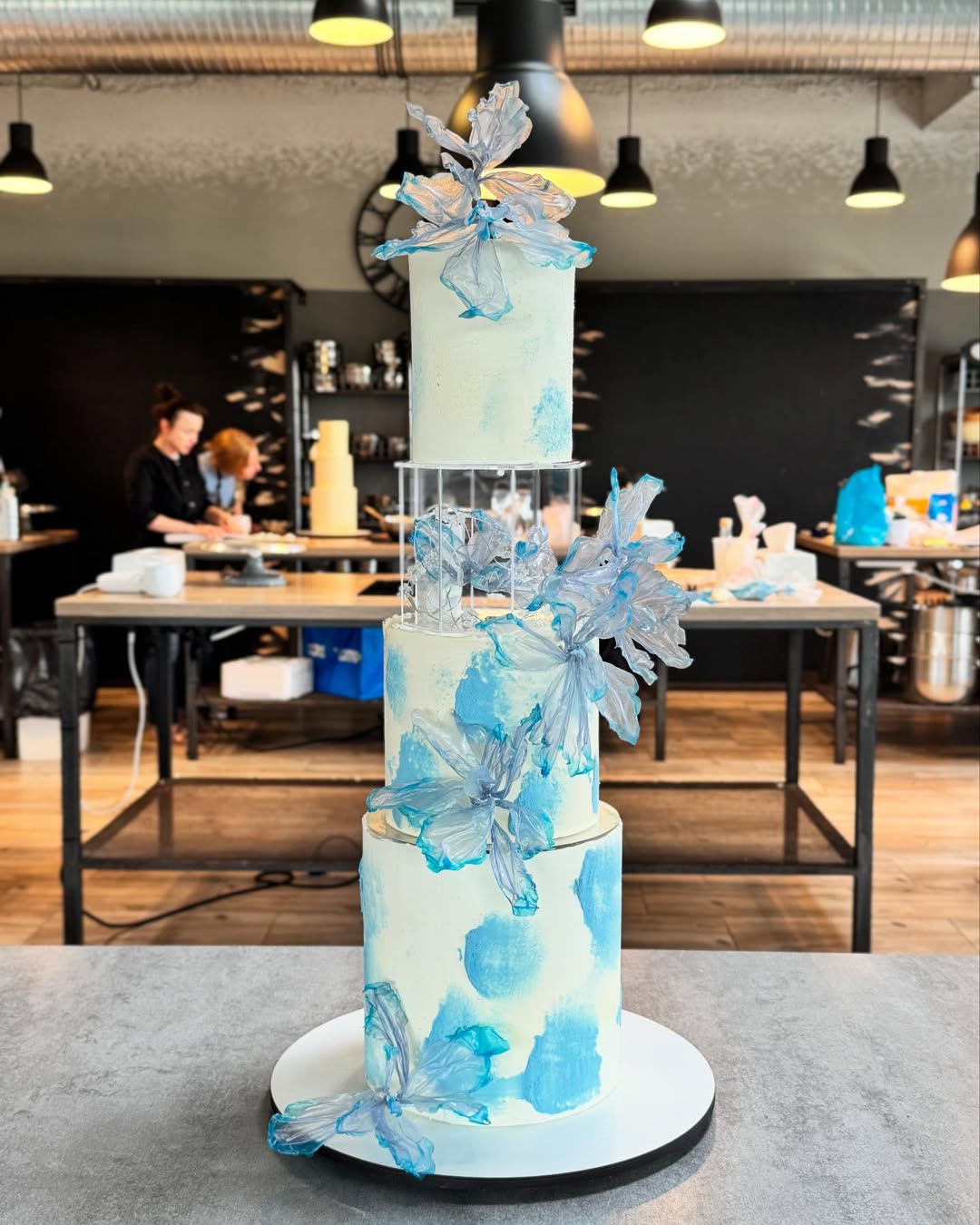 Tort ślubny wielopiętrowy z kwiatami - Tortovita Wrocław 180 zł/kg